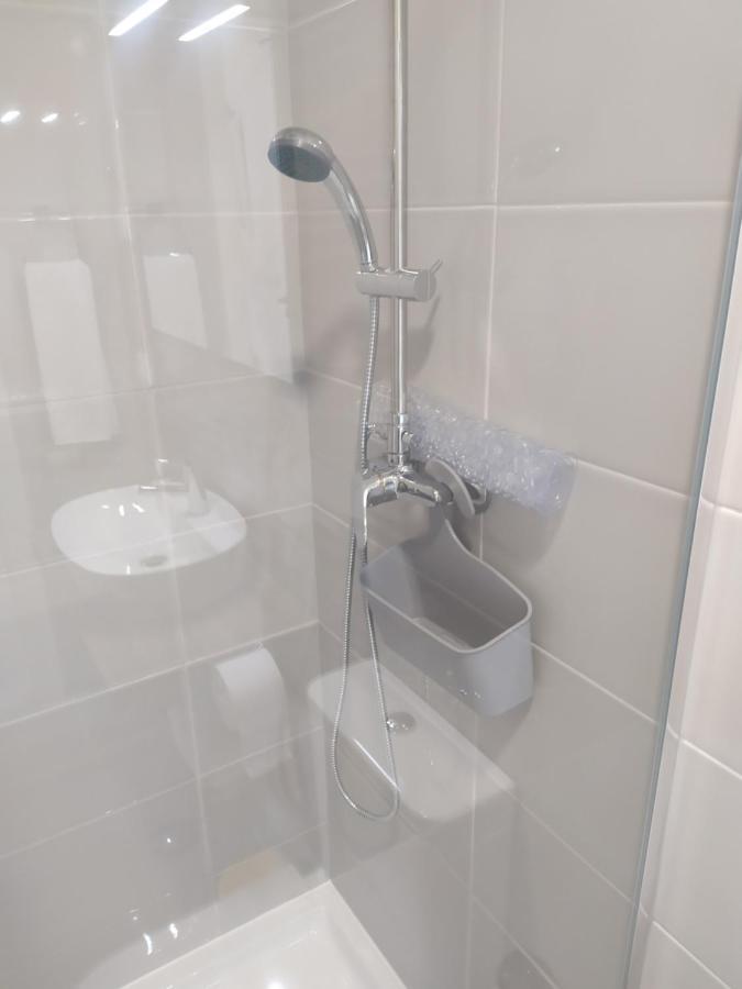 Hall 92 Quartos Com Wc Em Moradia Com Piscina A-Das-Lebres Loures Apartment Ngoại thất bức ảnh