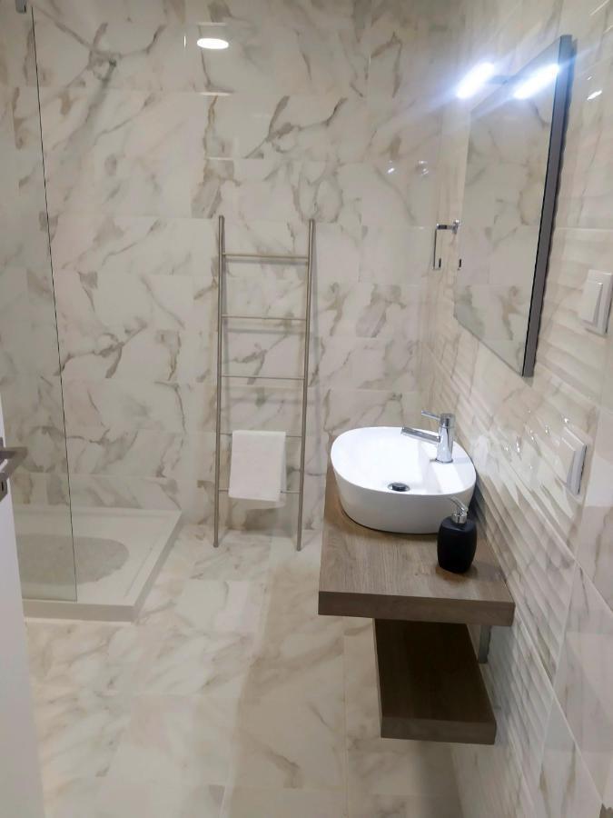 Hall 92 Quartos Com Wc Em Moradia Com Piscina A-Das-Lebres Loures Apartment Ngoại thất bức ảnh