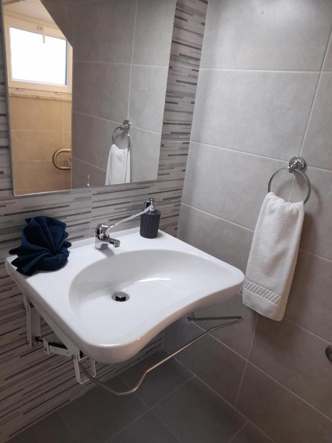 Hall 92 Quartos Com Wc Em Moradia Com Piscina A-Das-Lebres Loures Apartment Ngoại thất bức ảnh