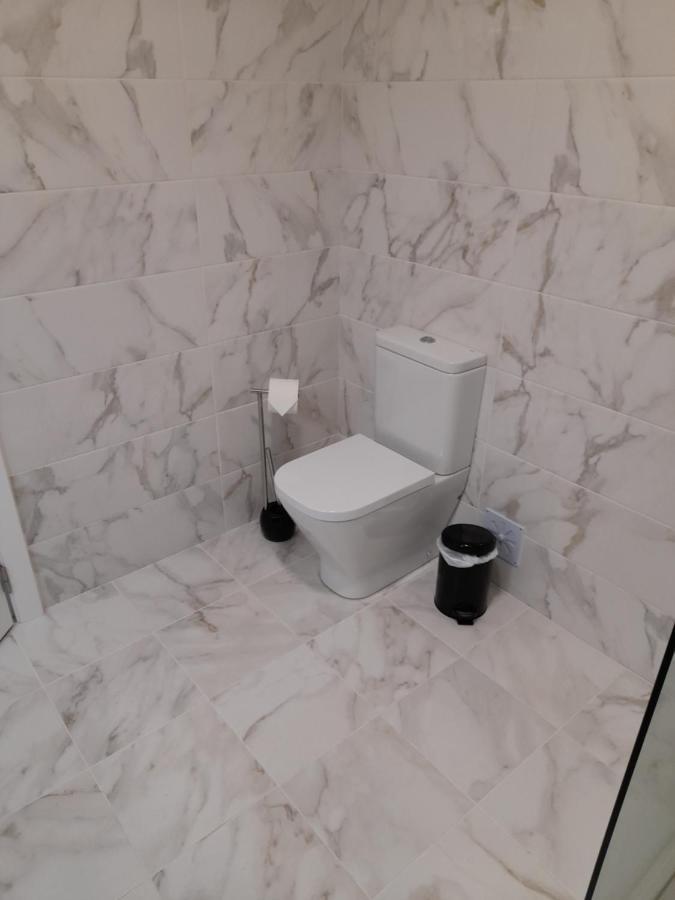 Hall 92 Quartos Com Wc Em Moradia Com Piscina A-Das-Lebres Loures Apartment Ngoại thất bức ảnh